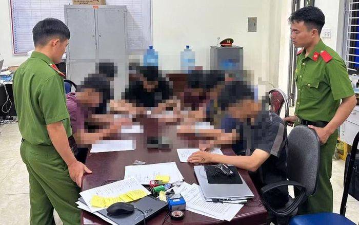 Công an xã Sông Mã triệu tập, làm việc với các đối tượng.