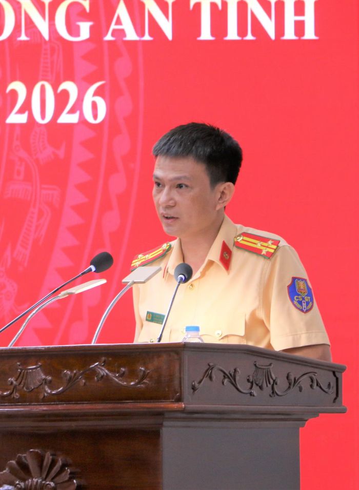 Lãnh đạo các phòng nghiệp vụ giải đáp trực tiếp các ý kiến tại hội nghị.