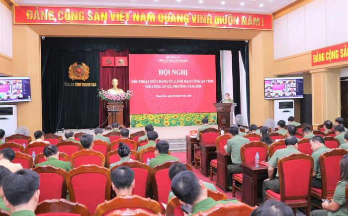 Hội nghị kết hợp trực tuyến, kết nối điểm cầu Công an tỉnh với trụ sở 166 Công an xã, phường trên địa bàn.