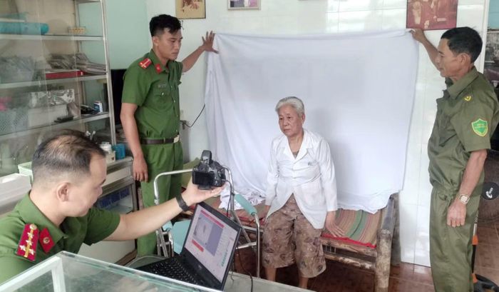 Công an xã Thăng Điền đến tận nhà thu nhận hồ sơ cấp căn cước cho người già yếu, bệnh tật khó khăn trong đi lại.