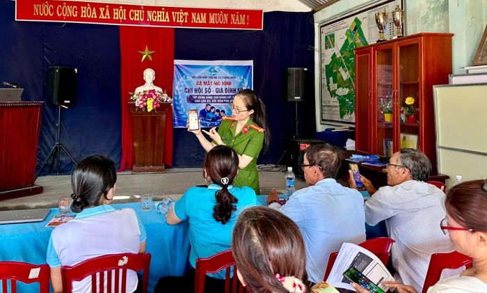 Nữ cán bộ Công an xã Thăng Điền tuyên truyền về phòng, chống lừa đảo chiếm đoạt tài sản trên không gian mạng cho đông đảo cán bộ, hội viên và nhân dân.