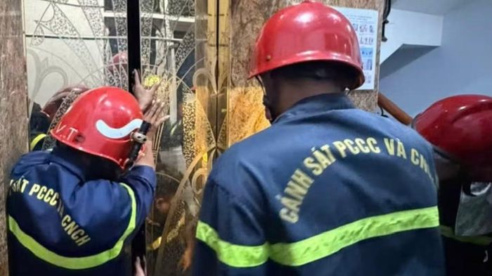 Sau 20 phút nạn nhân được giải cứu ra khỏi thang máy an toàn.