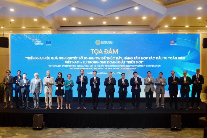Các đại biểu chụp ảnh lưu niệm.