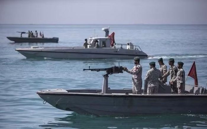 Quân đội Iran tuần tra trên eo biển Hormuz. Ảnh: Xinhua