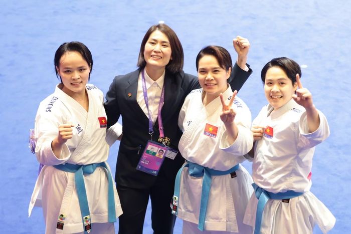Nguyễn Ngọc Trâm (ngoài cùng bên phải) cùng các đồng đội giành Huy chương Vàng ASIAD 19. Ảnh: Bùi Lượng.