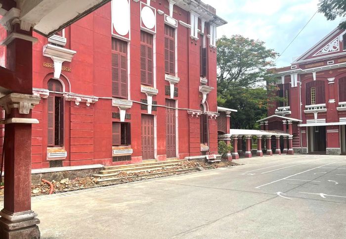 Dù đã bước vào năm học mới nhưng dự án cải tạo, nâng cấp các hạng mục Trường THPT chuyên Quốc học Huế vẫn chưa hoàn thiện.