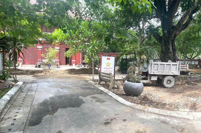 Nhiều hạng mục trong khuôn viên Trường THPT chuyên Quốc Học Huế thi công ngổn ngang.