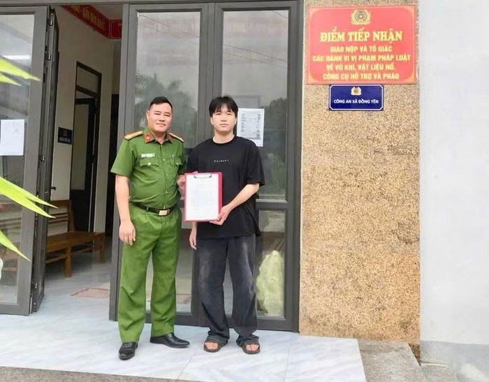 Công dân Nguyễn Ngọc Bảo chủ động đến trụ sở Công an xã Đồng Yên để nộp đơn tình nguyện tham gia nghĩa vụ Công an nhân dân.