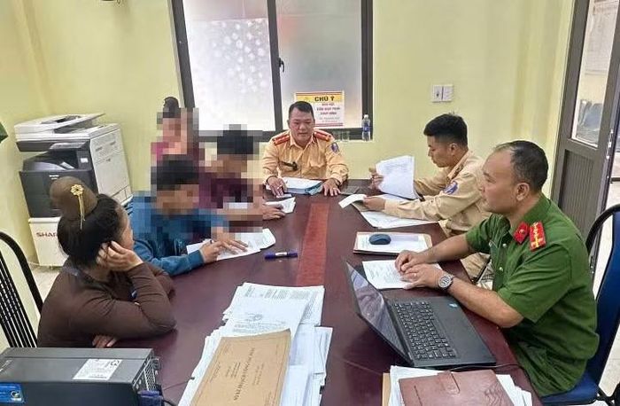Phụ huynh và 2 thiếu niên vi phạm tại cơ quan Công an.