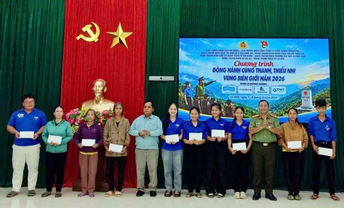 Trao quà tặng các hộ gia đình và thanh niên có hoàn cảnh khó khăn.