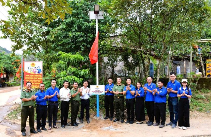 Các đại biểu và đoàn viên, thanh niên bên công trình “Ánh sáng an ninh biên giới”.