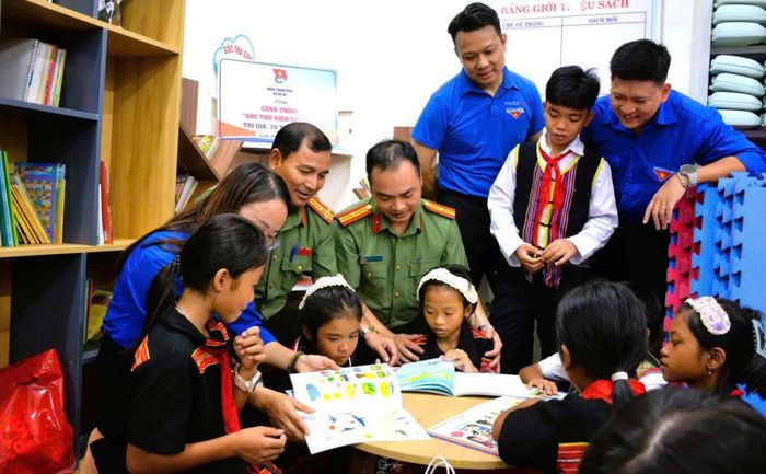 Các em học sinh thích thú tại công trình “Góc thư viện cho em”.