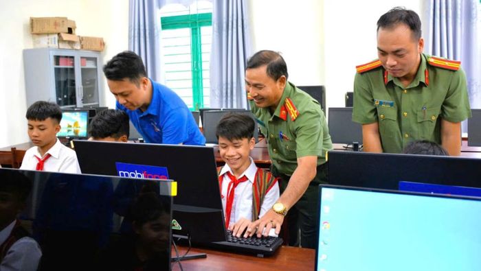 Niềm vui của các em học sinh tại “Phòng máy tính cho em”.