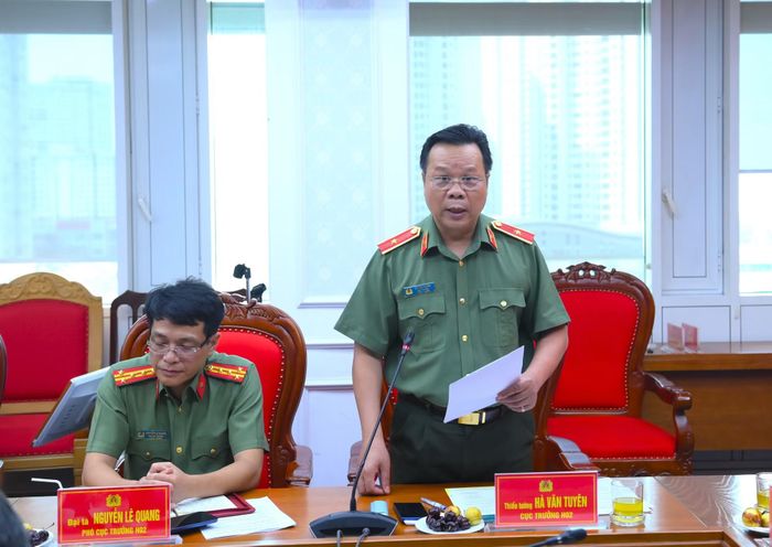 Thiếu tướng Hà Văn Tuyên, Bí thư Đảng ủy, Cục trưởng Cục Quản lý xây dựng và doanh trại phát biểu tại hội nghị.