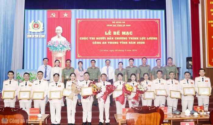  ﻿Ban Tổ chức, Ban Giám khảo chụp ảnh lưu niệm cùng các thí sinh đoạt giải tại cuộc thi. 