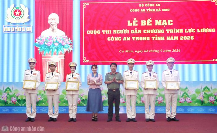 Ban Tổ chức trao giải Nhì, giải Ba và giải Khuyến khích cho các thí sinh.