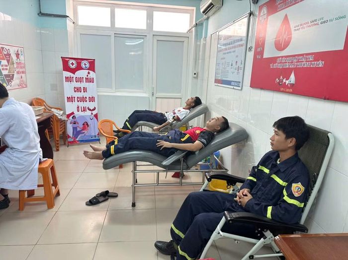 Cán bộ, chiến sĩ Phòng Cảnh sát Phòng cháy chữa cháy và Cứu nạn, cứu hộ Công an Quảng Trị kịp thời hiến máu cứu sống bệnh nhân.
