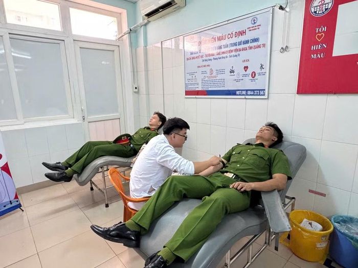 Cán bộ, chiến sĩ "Ngân hàng máu sống" Công an tỉnh Quảng Trị kịp thời hiến máu cứu người.