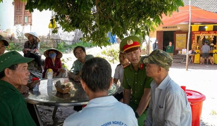 Trung tá Bùi Ngọc Vương, Trưởng Công an xã Ba Động, tỉnh quảng Ngãi trực tiếp tuyên truyền, vận động người dân không tin, không lan truyền những tin đồn thiếu căn cứ.