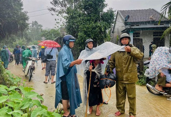 Lực lượng Công an xã Ba Động, tỉnh Quảng Ngãi giúp người dân di chuyển ra vùng có nguy cơ sạt lở núi.