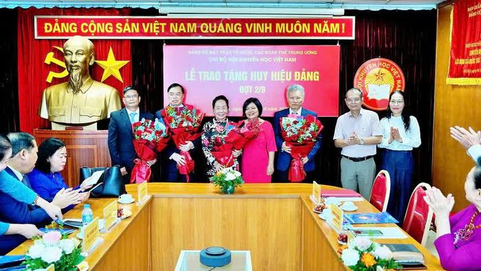 Chi bộ Tạp chí Công dân và Khuyến học, Nhà xuất bản Dân trí chúc mừng các đồng chí lãnh đạo Hội Khuyến học Việt Nam nhận huy hiệu Đảng. 