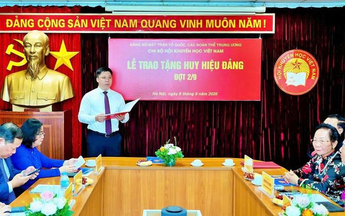 Đồng chí Trần Gia Dân - Phó Ban Tổ chức Đảng uỷ Mặt trận Tổ quốc các đoàn thể Trung ương công bố các quyết định trao tặng huy hiệu Đảng. 