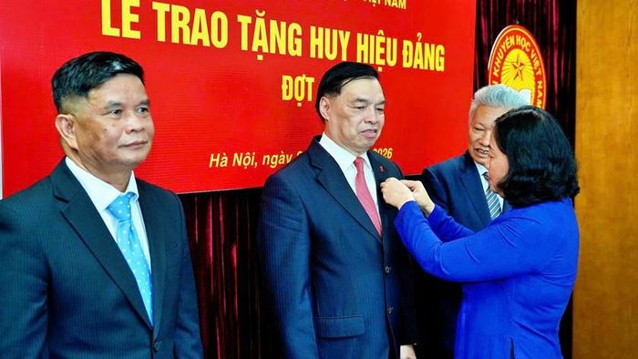 Ủy viên Bộ Chính trị, Bí thư Trung ương Đảng, Bí thư Đảng ủy Mặt trận Tổ quốc các đoàn thể Trung ương, Chủ tịch Ủy ban Trung ương Mặt trận Tổ quốc Việt Nam Bùi Thị Minh Hoài cài Huy hiệu Đảng cho các đảng viên.