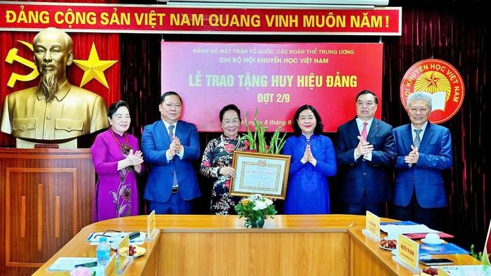 GS.TS Nguyễn Thị Doan, nguyên Ủy viên Ban Chấp hành Trung ương Đảng, nguyên Phó Chủ tịch nước, Phó Chủ tịch không chuyên trách Ủy ban Trung ương Mặt trận Tổ quốc Việt Nam, Chủ tịch Hội Khuyến học Việt Nam nhận huy hiệu 45 năm tuổi Đảng.