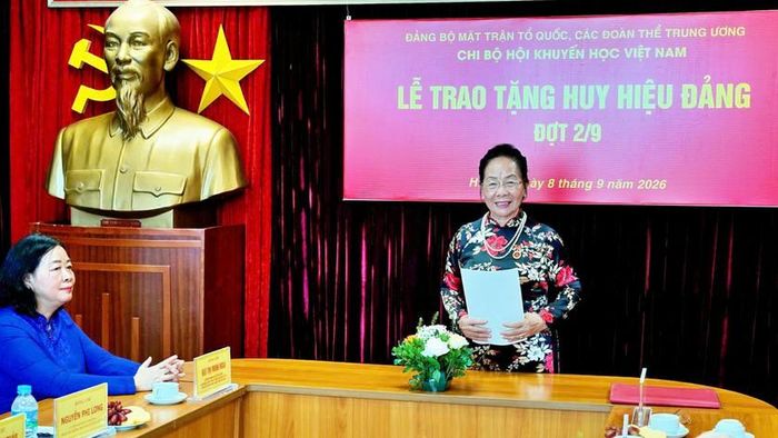 GS.TS Nguyễn Thị Doan phát biểu về chặng đường phấn đấu của bản thân, bày tỏ xúc động khi được nhận huy hiệu Đảng cao quý. 
