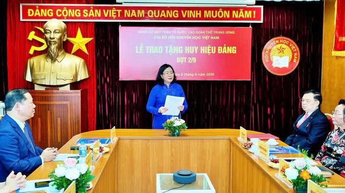 Đồng chí Bùi Thị Minh Hoài biểu dương các đảng viên nhận huy hiệu Đảng. 