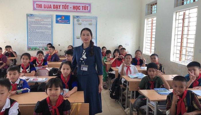 Cô và trò Trường Phổ thông Dân tộc nội trú Trung học cơ sở Kỳ Sơn (Nghệ An).