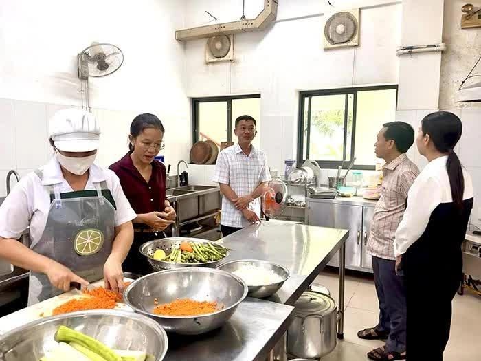 Đoàn công tác UBND Phường Sa Đéc giám sát quản lý chất lượng an toàn thực phẩm và tổ chức suất ăn bán trú tại trường Mầm non Tổ Ong Vàng. Ảnh: VM