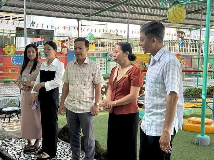 Đoàn kiểm tra, giám sát UBND phường Sa Đéc tại Trường Mầm non Sen Hồng. Ảnh: VM
