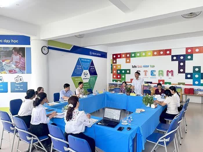 Đoàn công tác UBND phường Sa Đéc trao đổi với giáo viên, Ban giám hiệu nhà trường. Ảnh: VM