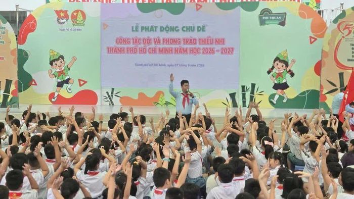 Các em trải nghiệm hoạt động sau lễ phát động.