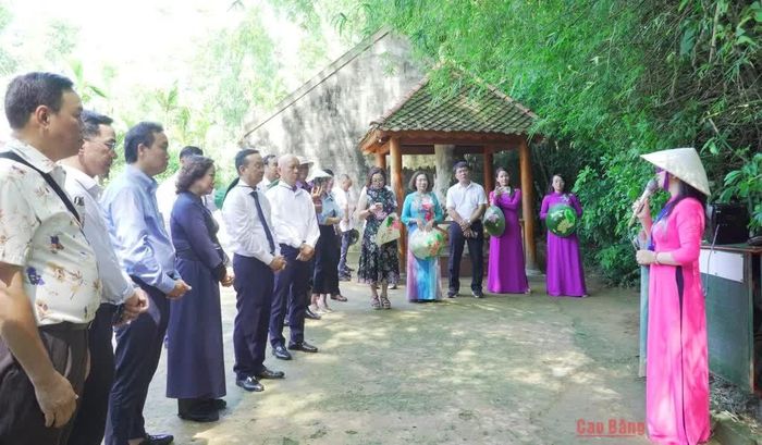 Đoàn đại biểu tham quan Cụm di tích quê ngoại Hoàng Trù, xã Kim Liên, tỉnh Nghệ An.