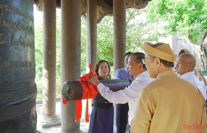 Phó Chủ tịch UBND tỉnh Hà Nhật Lệ, các đồng chí lãnh đạo thành phố Hồ Chí Minh, Nghệ An, Quảng Trị thỉnh chuông tại Đền Chung Sơn.