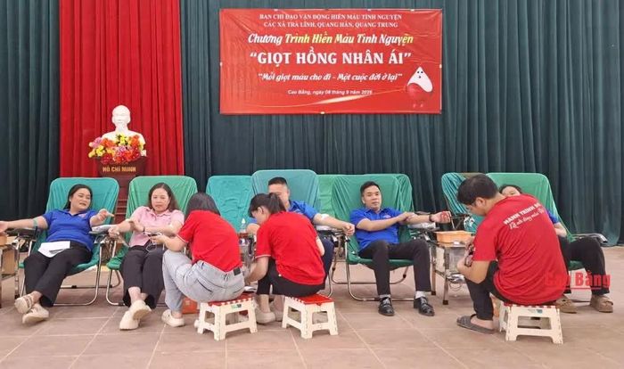 Cán bộ, công chức, viên chức, người lao động tham gia hiến máu tình nguyện tại chương trình.