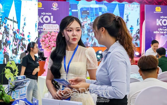 Chị Lâm Kiều Phương, KOL và TikToker, phường An Xuyên (bên trái), nghe nhân viên nhà mạng chia sẻ về các tính năng công nghệ mới phục vụ đưa thông tin tích cực đến người xem trên không gian mạng.