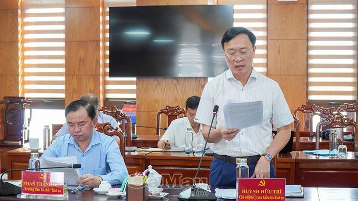 Chủ nhiệm Uỷ ban Kiểm tra Tỉnh uỷ Huỳnh Hữu Trí báo cáo tiến độ xử lý các vụ án, vụ việc thuộc diện Ban Chỉ đạo theo dõi, chỉ đạo.