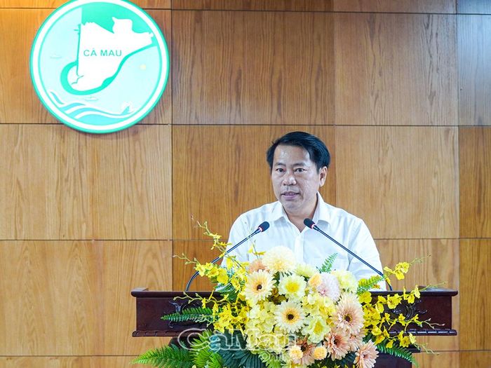 Ông Huỳnh Thanh Tuấn, Trưởng Ban Thi đua - Khen thưởng, Sở Nội vụ tỉnh Cà Mau, công bố quyết định của Chủ tịch UBND tỉnh tặng Bằng khen cho Đại tá Châu Quốc Huy, Phó Giám đốc Công an tỉnh Cà Mau.