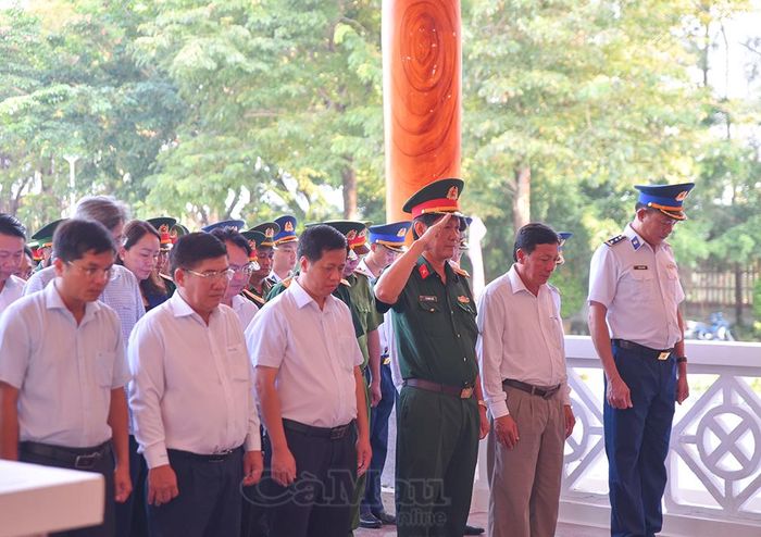  Đại biểu dành phút mặc niệm trước anh linh những người đã ngã xuống vì độc lập dân tộc.