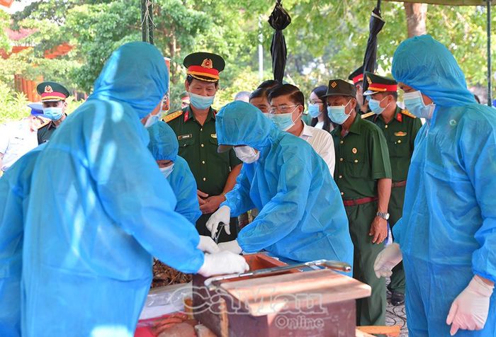 Tổ y tế cẩn trọng tìm mẫu sinh phẩm chất lượng phục vụ công tác xét nghiệm ADN.