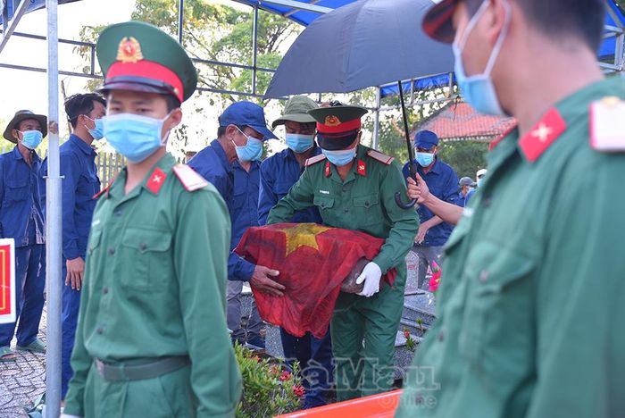 Những tiểu quách đầu tiên được tổ khai quật kính cẩn cất bốc để lấy mẫu.