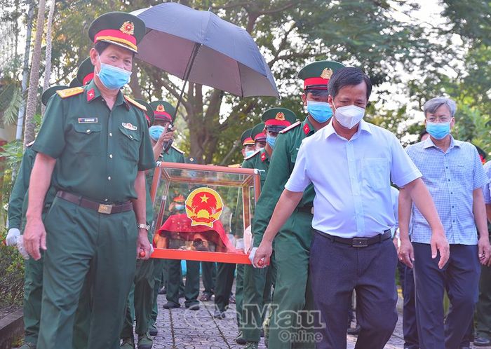 Nghĩa trang liệt sĩ Năm Căn là điểm đến thứ 5 trong kế hoạch lấy mẫu sinh phẩm trên địa bàn tỉnh.