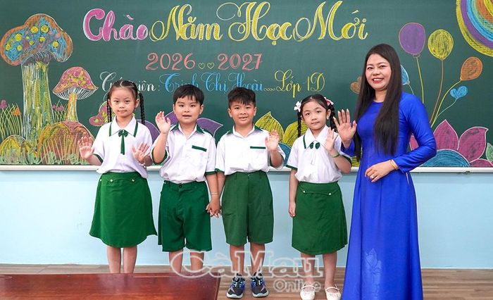 Học sinh, giáo viên Trường Tiểu học An Xuyên háo hức bước vào năm học mới.