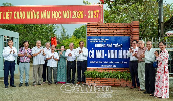 Ban lãnh đạo Trường Phổ thông Cà Mau - Ninh Bình chụp ảnh lưu niệm cùng các thành viên Ban Liên lạc Trường Nội trú Cà Mau - Ninh Bình.