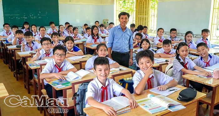 Trong chặng đường phát triển mới, Trường Phổ thông Cà Mau - Ninh Bình hướng đến xây dựng môi trường giáo dục chất lượng, nhân văn và hạnh phúc. (Trong ảnh: Học sinh khối THCS Trường Phổ thông Cà Mau - Ninh Bình phấn khởi bước vào năm học mới)
