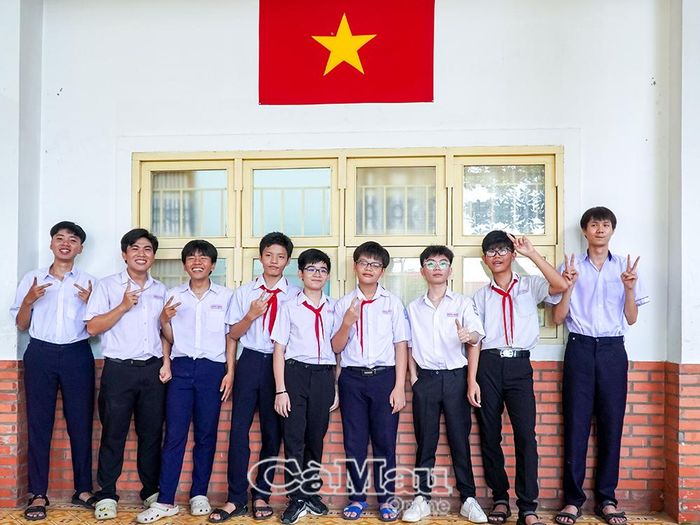 Tên trường mới mang theo niềm tự hào, đồng thời nhắc nhở các em học sinh về trách nhiệm tiếp nối truyền thống.