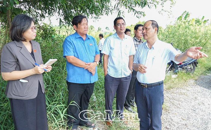 Bà Vũ Hồng Như Yến, Trưởng Ban Kinh tế - Ngân sách, HĐND tỉnh Cà Mau (bìa trái), nắm thông tin về công tác giải phóng mặt bằng đoạn cao tốc đi qua địa bàn xã Khánh An từ ông Nguyễn Thanh Liêm, Chủ tịch UBND xã.